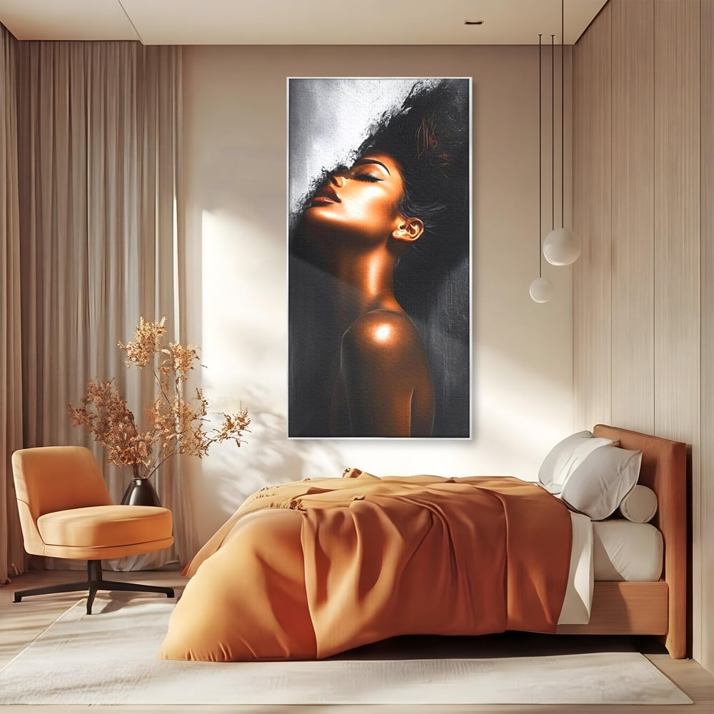 Tablou canvas cu tablou canvas cu portretul unei femei, in rama de aluminiu argintiu, pe perete intr-un dormitor